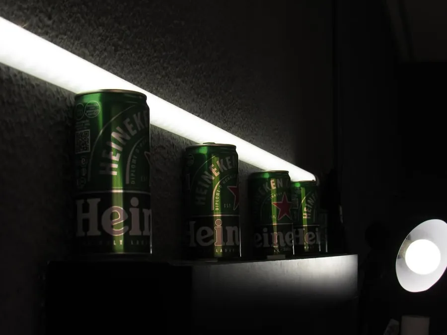 Latas de Heineken em destaque na decoração da barbearia