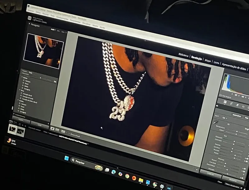 Tela do Lightroom durante a edição de uma foto com correntes